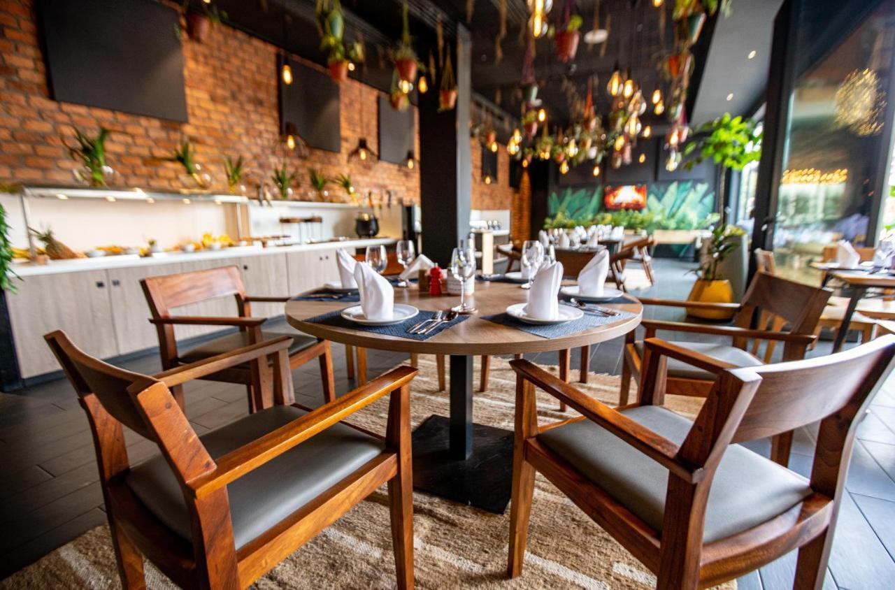 Onomo Hotel Кампала Экстерьер фото